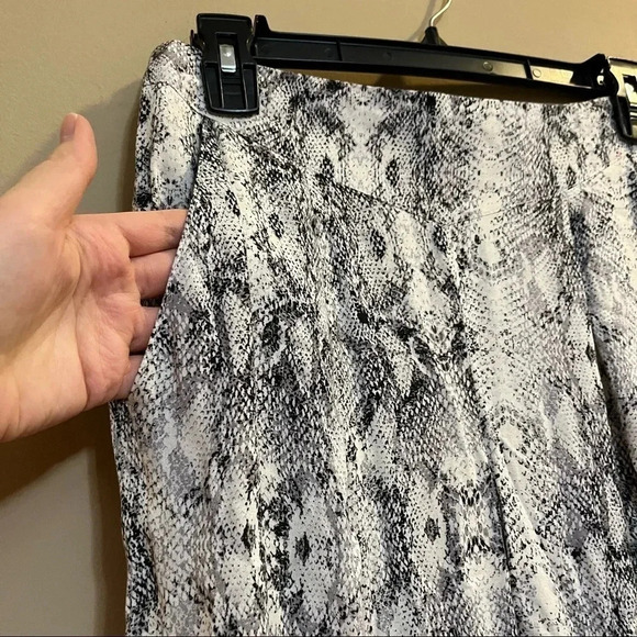 Miss Selfridge Pleated Soft Pants Snake Skin Women’s Size 6 Tapered Leg - Picture 6 of 12